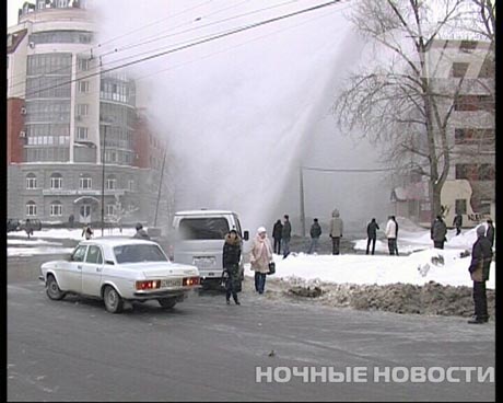 В Екатеринбурге фонтан кипятка  взорвал проезжую часть накануне планового ремонта труб. Куски асфальта падали с высоты 20 метров на припаркованные иномарки